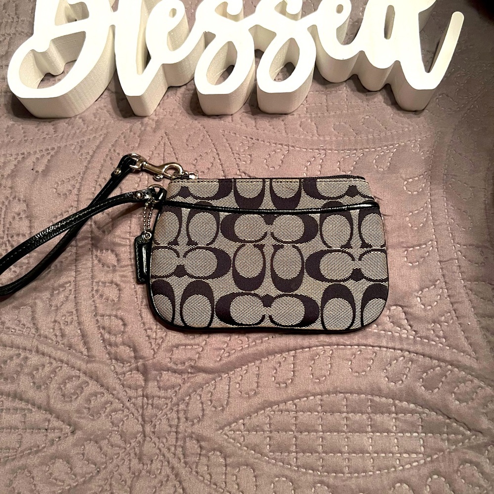 Coach Wristlet!! Great Condition!!
